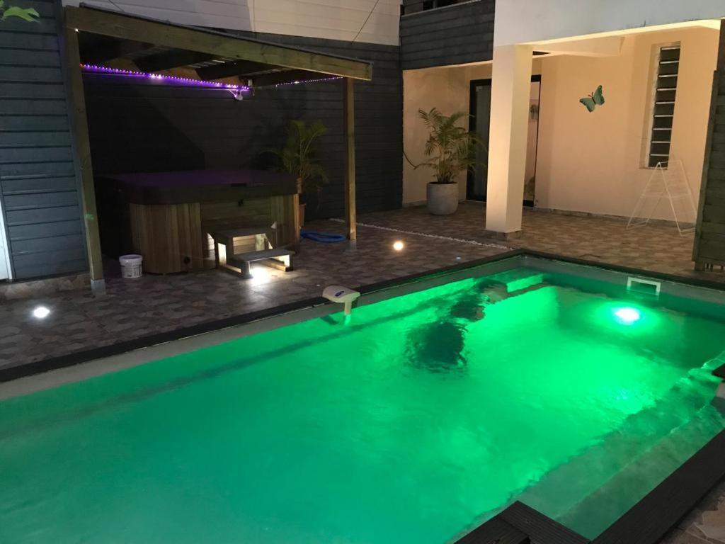 Le Flamboyant Avec Piscine Chauffee 30° Et Jacuzzi Apartment Saint-Andre Ngoại thất bức ảnh