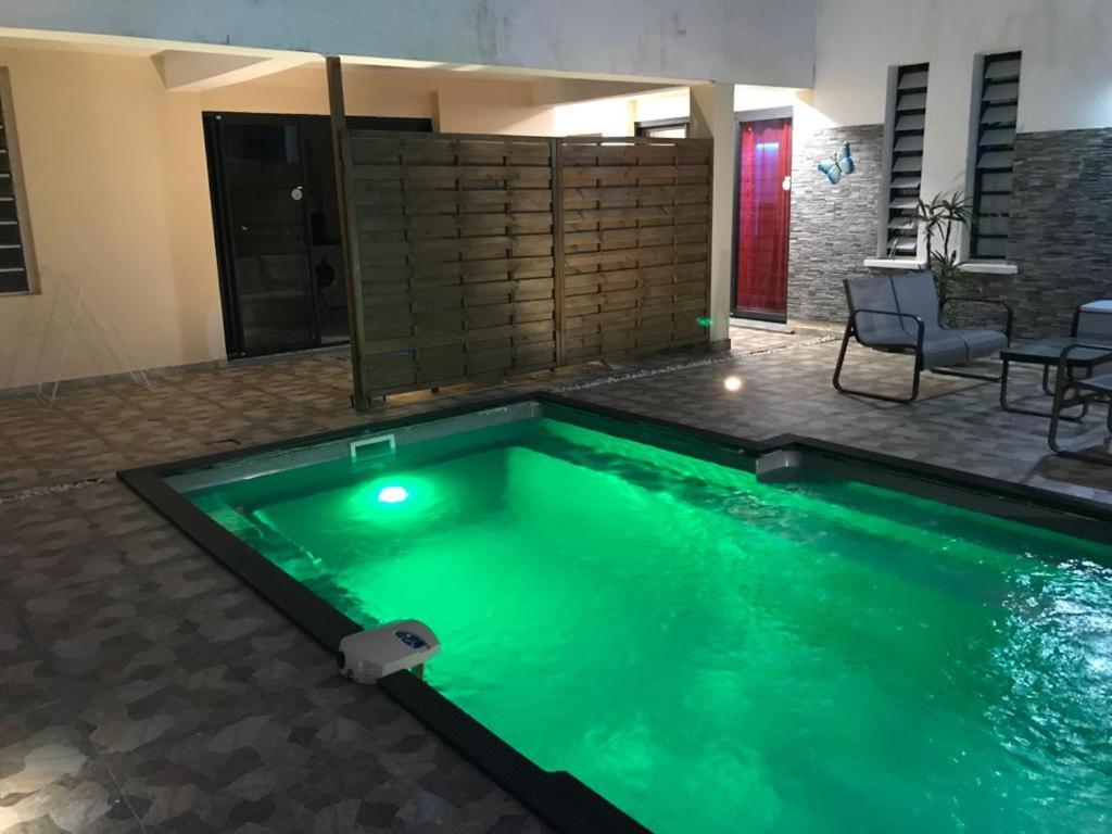 Le Flamboyant Avec Piscine Chauffee 30° Et Jacuzzi Apartment Saint-Andre Ngoại thất bức ảnh